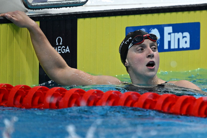 Reaksi Katie Ledecky setelah finis pertama pada nomor 800m gaya bebas Kejuaraan Renang Dunia di Budapest, Hungaria, Jumat, 24 Juni 2022 waktu setempat.