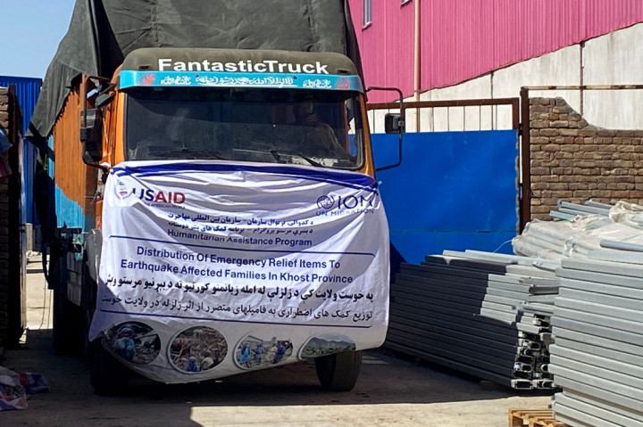 Bantuan mulai mengalir di beberapa daerah. Beberapa truk dari Program Pangan Dunia PBB masuk ke desa Wuchkai Jumat pagi, untuk mendistribusikan tenda dan jatah darurat. Sementara dua truk dari Doctors Without Borders juga tiba dengan pasokan medis.