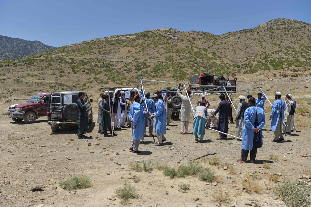 Beberapa desa telah rata dengan tanah di beberapa distrik yang terkena dampak terburuk, di mana para penyintas mengatakan mereka bahkan berjuang untuk menemukan peralatan untuk menguburkan keluarga mereka yang meninggal dunia.