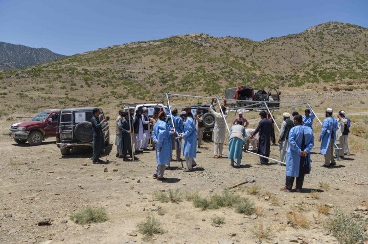 Beberapa desa telah rata dengan tanah di beberapa distrik yang terkena dampak terburuk, di mana para penyintas mengatakan mereka bahkan berjuang untuk menemukan peralatan untuk menguburkan keluarga mereka yang meninggal dunia.