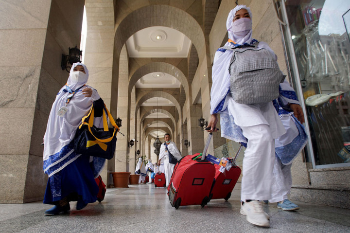 Rombongan jemaah haji khusus bersiap-siap menuju bus yang akan membawa mereka ke Mekkah dari pemondokan di Madinah, Arab Saudi, Jumat, 24 Juni 2022.