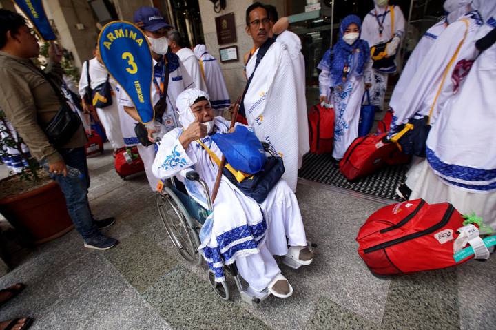 Sebanyak 1206 jemaah haji yang tergabung dalam 23 Penyelenggara Ibadah Haji Khusus (PIHK) berangkat menuju Mekkah untuk menjalankan niat ihram di Miqot, Bir Ali.