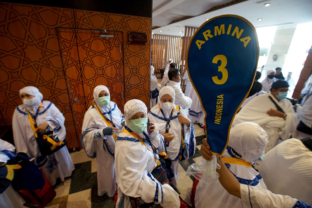 Kepala Daerah Kerja (Daker) Madinah Amin Handoyo meminta agar jemaah menjaga kesehatan selama perjalanan dan saat berada di Mekkah. “Untuk jamaah jaga kesehatan karena memang panas di Arab Saudi 40-50 derajat (Celcius),” ujar Amin.