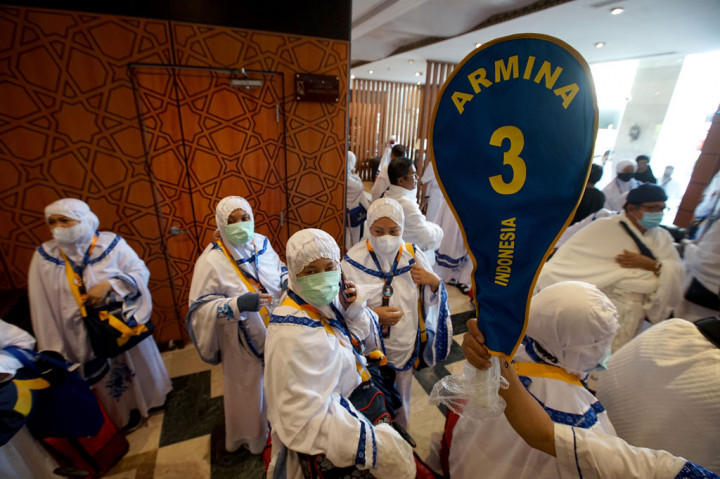 Kepala Daerah Kerja (Daker) Madinah Amin Handoyo meminta agar jemaah menjaga kesehatan selama perjalanan dan saat berada di Mekkah. “Untuk jamaah jaga kesehatan karena memang panas di Arab Saudi 40-50 derajat (Celcius),” ujar Amin.