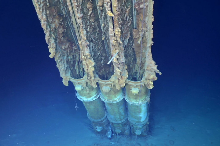 Peluncur torpedo tiga tabung dari bangkai kapal perusak angkatan laut USS Samuel B. Roberts, yang dikenal bahasa sehari-hari sebagai 'Sammy B', setelah itu ditemukan di lepas Filipina.
