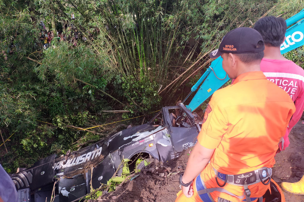 Proses evakuasi bus PO City Trans Utama berada di dalam jurang menggunakan alat berat berupa beko, karena medan yang sulit, sementara jalan utama Tasikmalaya menuju Bandung ditutup sementara.