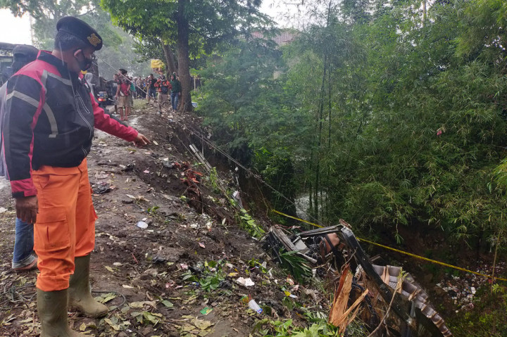 Plt Kasat Lantas Polres Tasikmalaya Kota Iptu Soni Alamsyah mengatakan, bus pariwisata yang dikemudikan Dedi Kurnia tersebut membawa 59 orang penumpang dari SDN Sayang Jatinangor menuju Pangandaran.