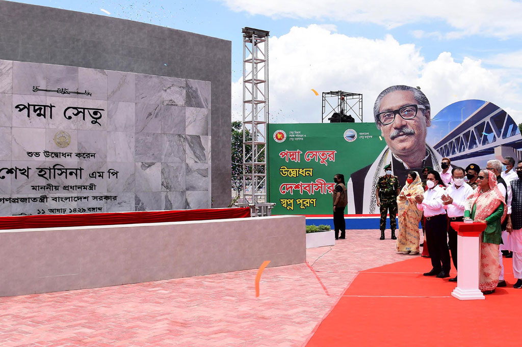 Perdana Menteri Bangladesh Sheikh Hasina (keempat kanan) meresmikan Jembatan Padma sepanjang 6,15 km di titik Mawa, Munshiganj, Sabtu, 25 Juni 2022.