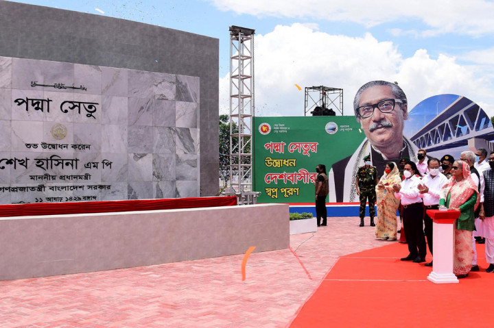 Perdana Menteri Bangladesh Sheikh Hasina (keempat kanan) meresmikan Jembatan Padma sepanjang 6,15 km di titik Mawa, Munshiganj, Sabtu, 25 Juni 2022.