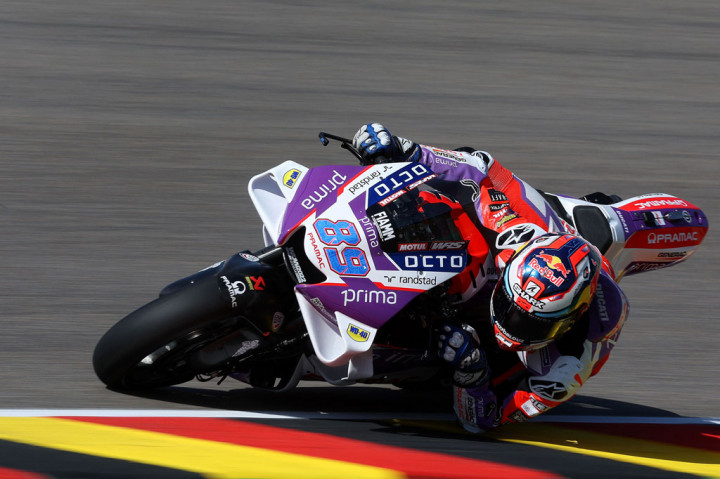 Sementara pembalap Spanyol Jorge Martin (Ducati-Pramac) melengkapi barisan depan.