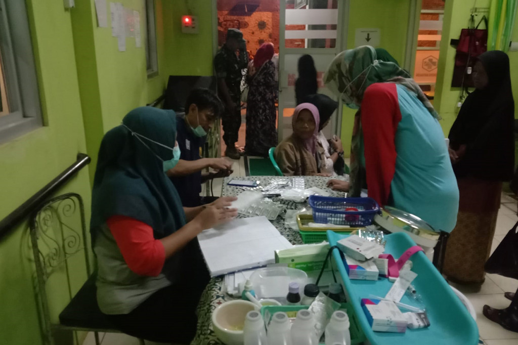 Sebanyak 123 orang di Kecamatan Bantarkalong, Kabupaten Tasikmalaya mengalami keracunan massal. Mereka keracunan usai menyantap nasi kotak dari acara pernikahan pada Sabtu, 25 Juni 2022.