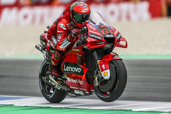 Pembalap Ducati Francesco Bagnaia akan memulai MotoGP Belanda hari Minggu, 26 Juni 2022, di posisi terdepan setelah pembalap Italia itu memuncaki kualifikasi di Assen.