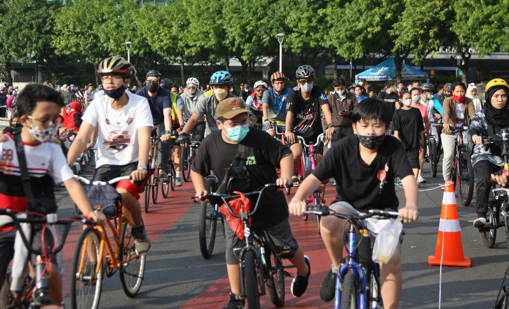 Ribuan warga berolahraga dan berjalan kaki di kawasan car free day di Bundaran HI, Jakarta Pusat, Minggu, 26 Juni 2922. 
