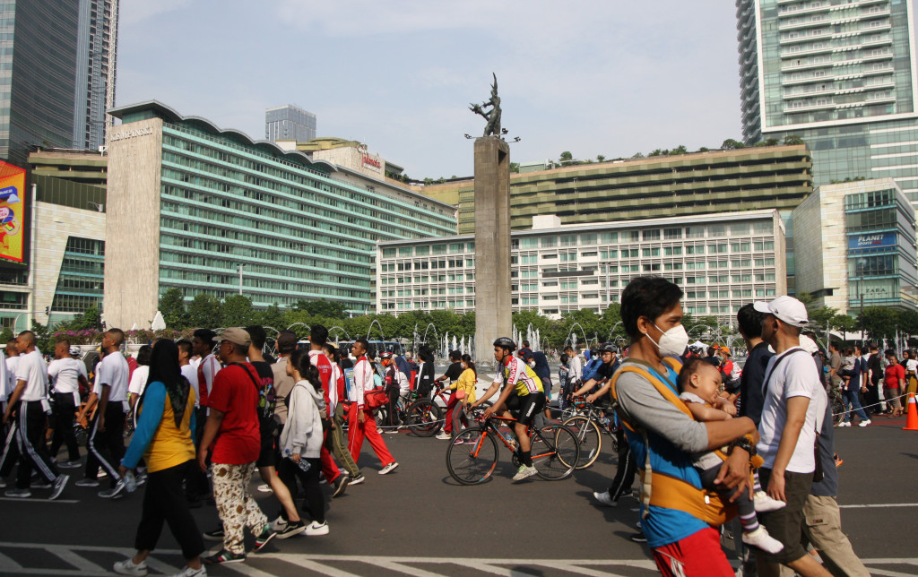 Meskipun di Jakarta terjadi tren kenaikan kasus positif covid-19, namun warga Ibu Kota tetap beraktivitas secara normal.