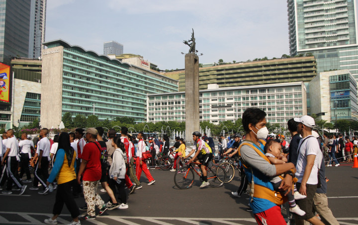 Meskipun di Jakarta terjadi tren kenaikan kasus positif covid-19, namun warga Ibu Kota tetap beraktivitas secara normal.