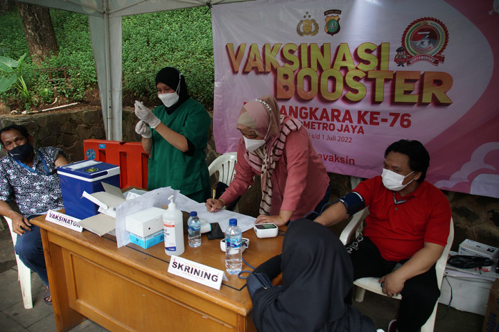 Dinas Kesehatan DKI Jakarta pun telah menyediakan gerai vaksinasi Covid-19 di tengah kegiatan tersebut dengan ketersediaan vaksin sekitar 200 dosis.