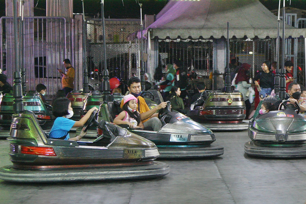 Pengunjung menikmati wahana dan hiburan rakyat di arena Jakarta Fair Kemayoran (JFK) 2022 di Kemayoran, Jakarta Pusat, Sabtu, 25 Juni 2022. 