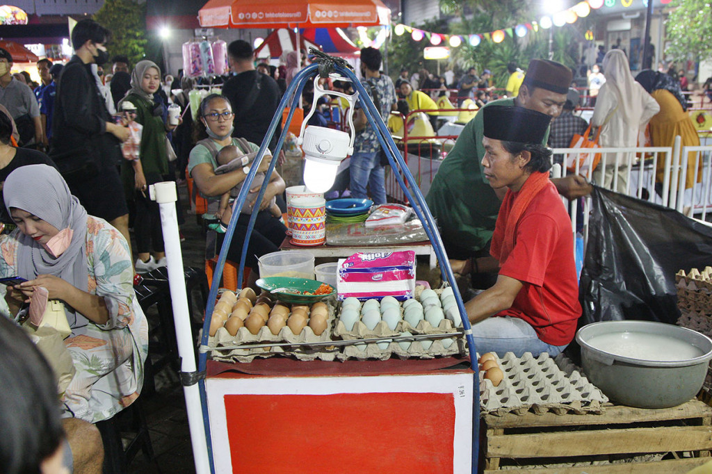Jakarta Fair 2022 menghadirkan berbagai pameran produk Usaha Mikro Kecil dan Menengah (UMKM) dari berbagai sektor.