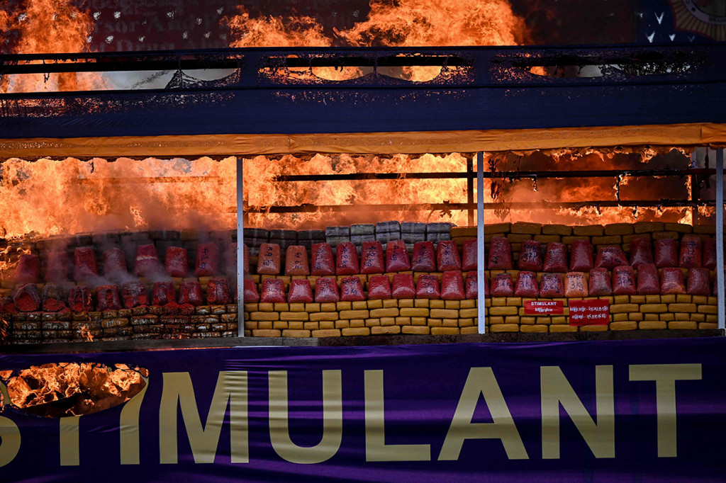 Pihak berwenang Myanmar membakar obat-obatan narkotika senilai lebih dari 642 juta dolar AS atau sekitar Rp 9,52 triliun di seluruh negeri.