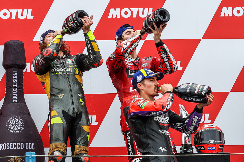 Podium dilengkapi rider yang perdana masuk tiga besar. Ada rekan seperguruan Pecco, yakni Marco Bezzecchi di tempat kedua. Lalu Maverick Vinales, yang pertama kali masuk podium ketiga MotoGP bersama Aprillia. 