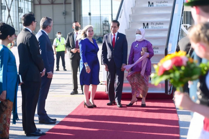 Presiden dan Ibu Negara disambut oleh Menteri Urusan Eropa dan Internasional, Negara Bagian Bavaria Melanie Huml, Duta Besar RI untuk Jerman Arif Havas Oegroseno beserta istri, dan Atase Pertahanan RI Kolonel Budi Wibowo beserta istri.