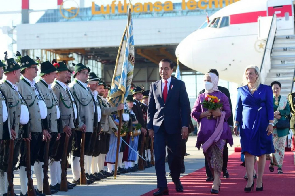 Tampak pula pasukan dengan menggunakan pakaian adat Bavaria, turut menyambut kedatangan Presiden Jokowi dan Ibu Iriana.