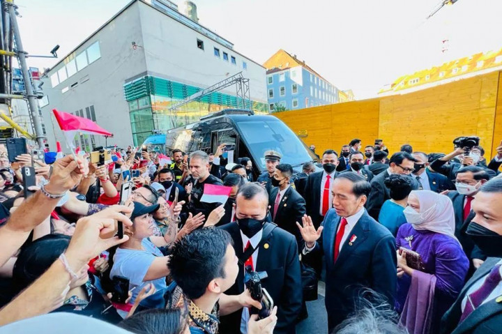 Kemeriahan penyambutan Jokowi di Munich itu diunggah Jokowi melalui akun Instagram-nya, Senin, 27 Juni 2022. Jokowi mengunggah foto saat dirinya dan Iriana Jokowi disambut warga yang membawa bendera merah putih. Atas sambutan ramah itu, Jokowi pun menyampaikan rasa terima kasihnya.
