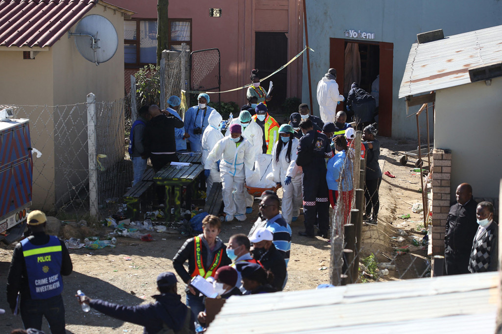 Pemerintah provinsi Eastern Cape mengatakan delapan anak perempuan dan 13 anak laki-laki telah meninggal. Tujuh belas ditemukan tewas di dalam kedai bar. Sisanya meninggal di rumah sakit.