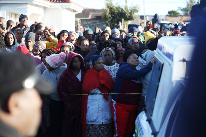 Laporan koresponden AFP mengatakan kerumunan orang, termasuk orang tua yang anaknya hilang, berkumpul pada hari Minggu di luar kedai minuman tempat tragedi itu terjadi di kota East London, sementara kendaraan mayat mengangkat mayat-mayat itu.