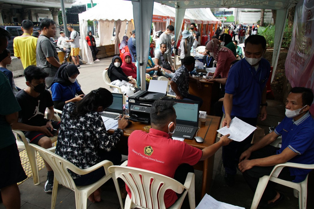 Warga mengikuti vaksinasi covid-19 dosis satu, dua, dan booster saat CFD di Kawasan Sudirman, Jakarta, 26 Juni 2022. Antusiasme masyarakat mengikuti Kegiatan Hari Bebas Kendaraan Bermotor (HBKB) begitu besar di tengah meningkatnya angka kasus Covid-19. 
