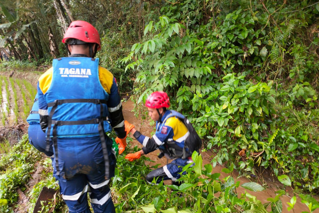 Tim SAR gabungan berhasil menemukan satu orang korban kecelakan bus pariwisata PO City Trans Utama (CTU) akhirnya ditemukan tim SAR gabungan, Senin, 27 Juni 2022.