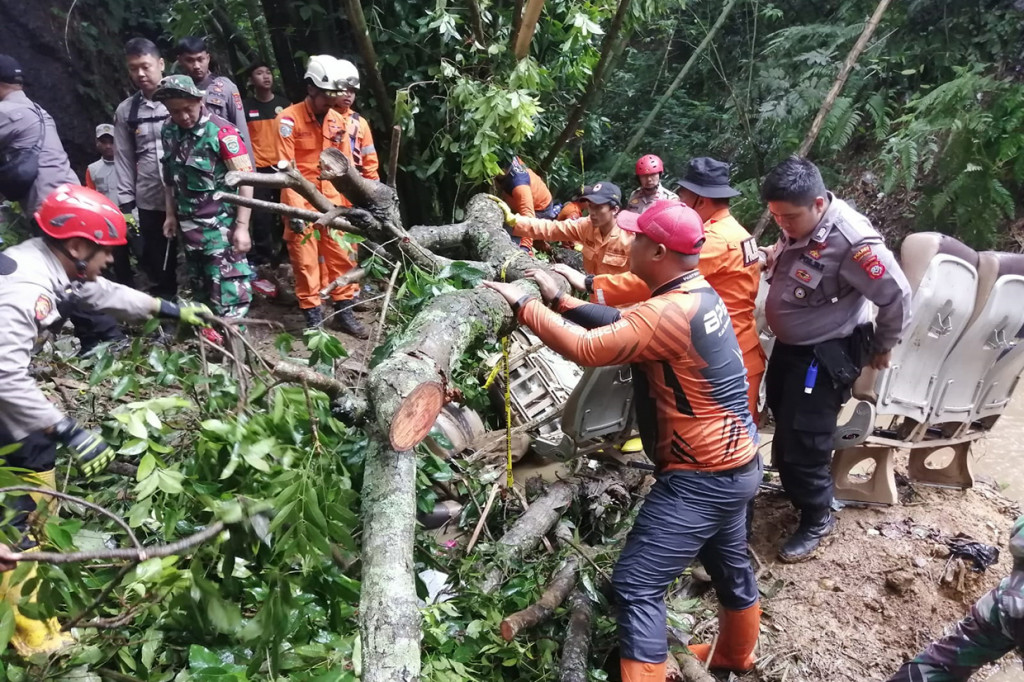 Korban bernama Siti Munawaroh, 30, warga Sumedang ditemukan terkubur tanah di lokasi kecelakaan. Jenazahnya tertimbun tanah.