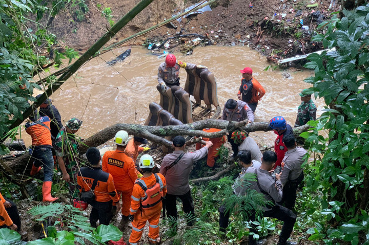 Jenazah korban ditemukan sekira pukul 10.00 WIB. Saat ini pihak proses penggalian tanah untuk mengangkat jenazah masih berlangsung.