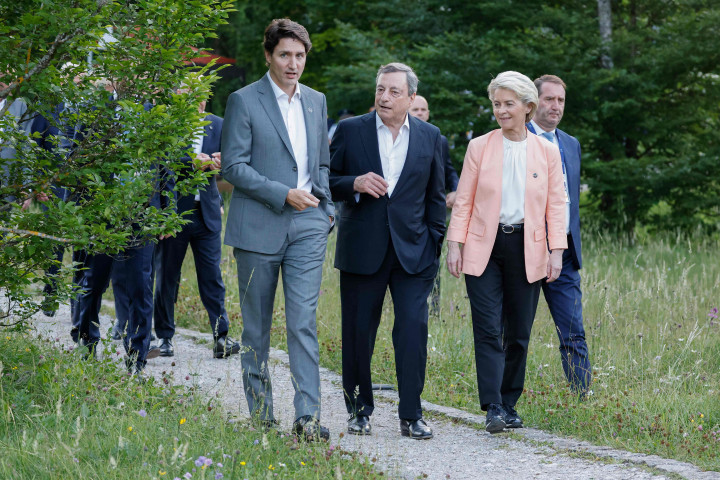 Para pemimpin Kelompok Tujuh tampak akrab. Mereka berbincang dan berfoto bersama di Kastil Elmau di Kruen, dekat Garmisch-Partenkirchen, Jerman.
