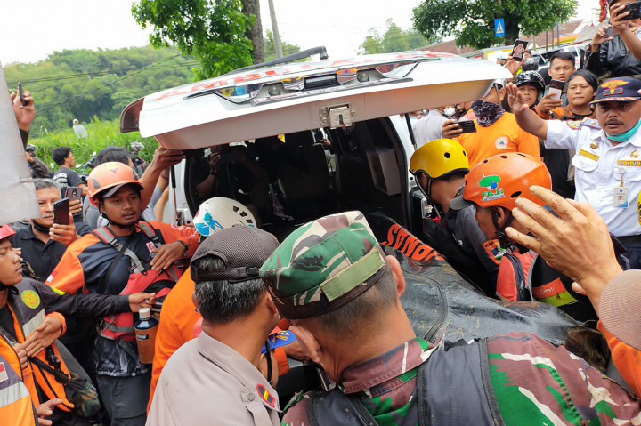 Penemuan mayat korban berawal dari temuan HP yang diduga milik korban oleh Tim SAR dan langsung dilakukan penggalian. Hasilnya, ditemukan kaki korban di lokasi yang sebelumnya tertutup badan dan kap bus.