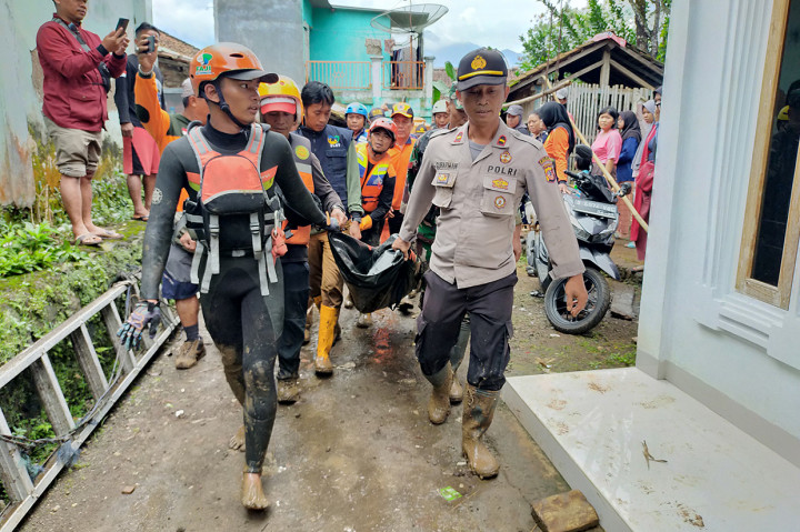 Korban ditemukan telah tertimbun tanah dengan kedalaman sekitar 1 meter di lokasi kejadian. Selanjutnya, jenazah korban dibawa ke kamar mayat RSUD Dokter Soekardjo, Kota Tasikmalaya, untuk proses identifikasi.