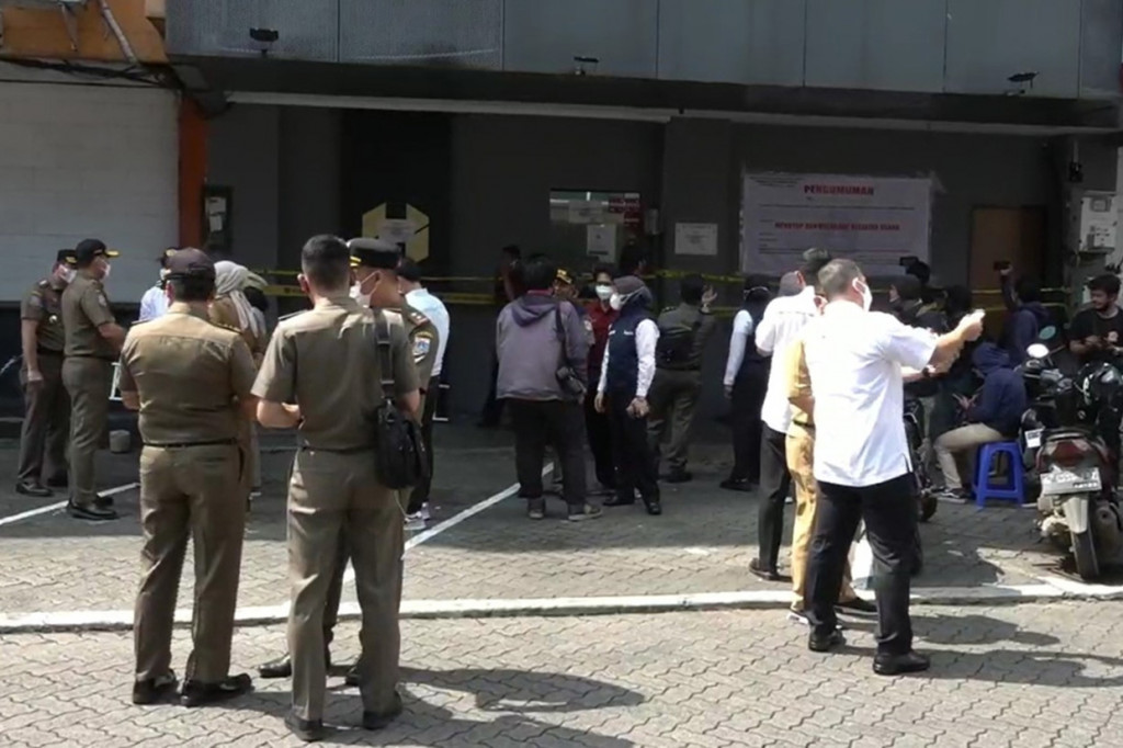 Keempat orang tersebut dijerat dengan Pasal 27 dan Pasal 45 Undang-Undang Informasi dan Transaksi Elektronik (ITE) tentang Pornografi.