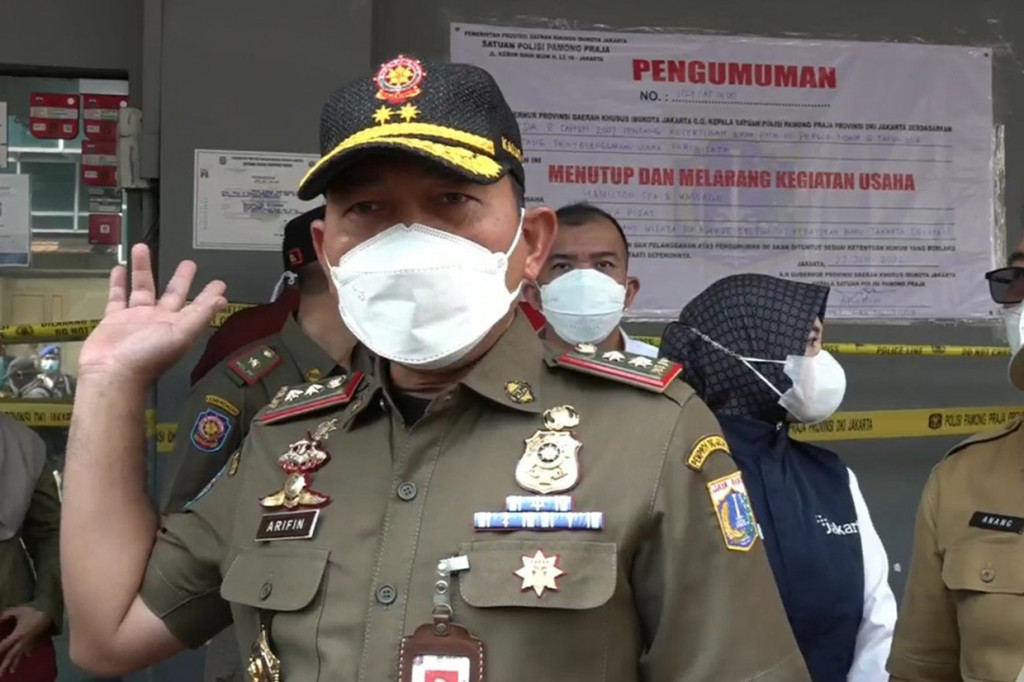 Griya pijat Hamilton yang berada di kawasan ruko perkantoran Grand Wijaya, Kebayoran Baru, Jakarta Selatan, ditutup permanen oleh Pemerintah Kota (Pemkot) DKI Satuan Polisi Pamong Praja, pada Senin 27 Juni 2022. Griya pijat itu viral setelah mempromosikan kegiatan prostitusi 