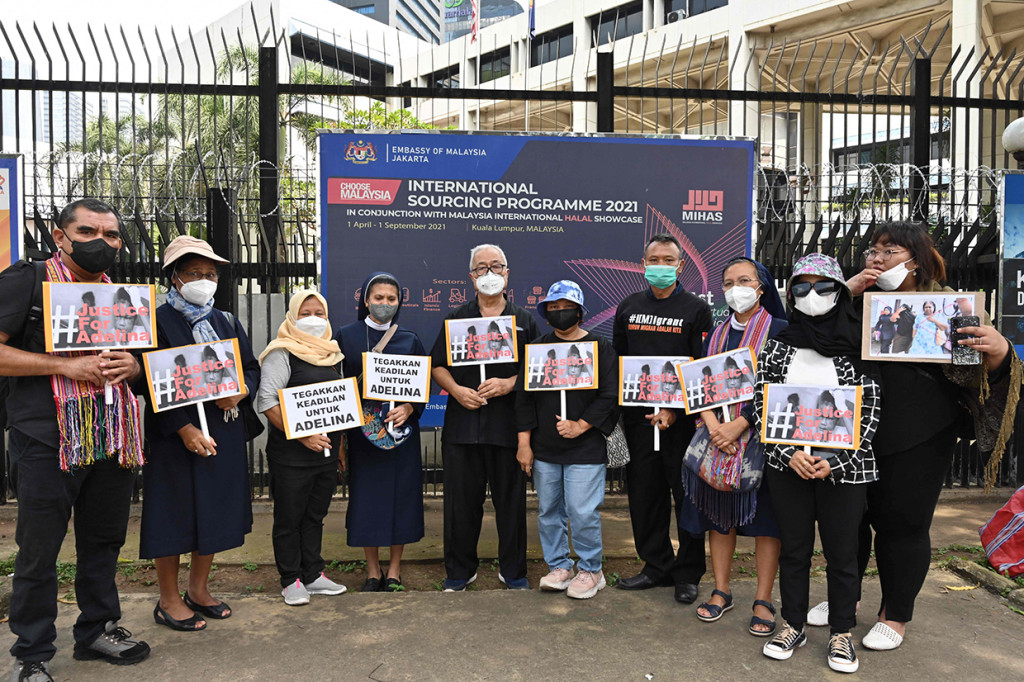 Massa aksi sudah berkumpul di depan Kantor Kedutaan Besar Malaysia sejak pukul 10.30 WIB. Mereka membuat barisan di jalur pedestarian Jalan Rasuna Said. 