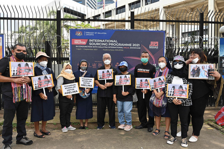 Massa aksi sudah berkumpul di depan Kantor Kedutaan Besar Malaysia sejak pukul 10.30 WIB. Mereka membuat barisan di jalur pedestarian Jalan Rasuna Said. 