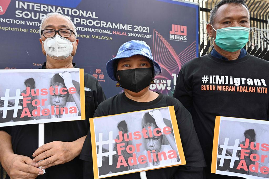 Sejumlah orang yang tergabung dalam Koalisi Sipil Masyarakat untuk Keadilan Adelina menggelar demonstrasi di depan kantor Kedutaan Besar (Kedubes) Malaysia, Senin, 27 Juni 2022. Mereka menuntut keadilan untuk kasus kematian TKI bernama Adelina Lisao.