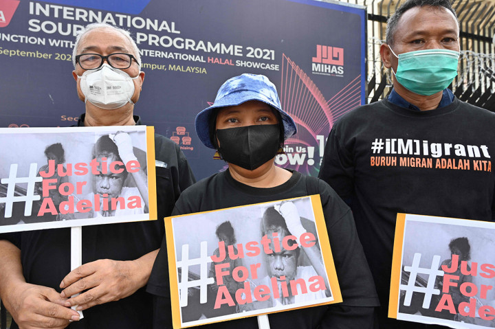 Sejumlah orang yang tergabung dalam Koalisi Sipil Masyarakat untuk Keadilan Adelina menggelar demonstrasi di depan kantor Kedutaan Besar (Kedubes) Malaysia, Senin, 27 Juni 2022. Mereka menuntut keadilan untuk kasus kematian TKI bernama Adelina Lisao.