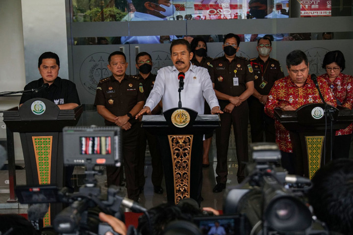 Jaksa Agung ST Burhanuddin didampingi Menteri BUMN Erick Tohir dan Kepala BPKP Muhammad Yusuf memberikan keterangan pers terkait penetapan tersangka untuk Emirsyah Satar dan Soetikno Soedardjo di Gedung Kartika Kejaksaan Agung, Senin, 27 Juni 2022.