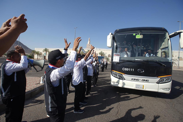 Tampak wajah-wajah penuh haru petugas melepas jemaah yang dilayani selama mereka berada di Madinah. Dari dalam bus, jemaah membalas dengan lambaian tangan. 