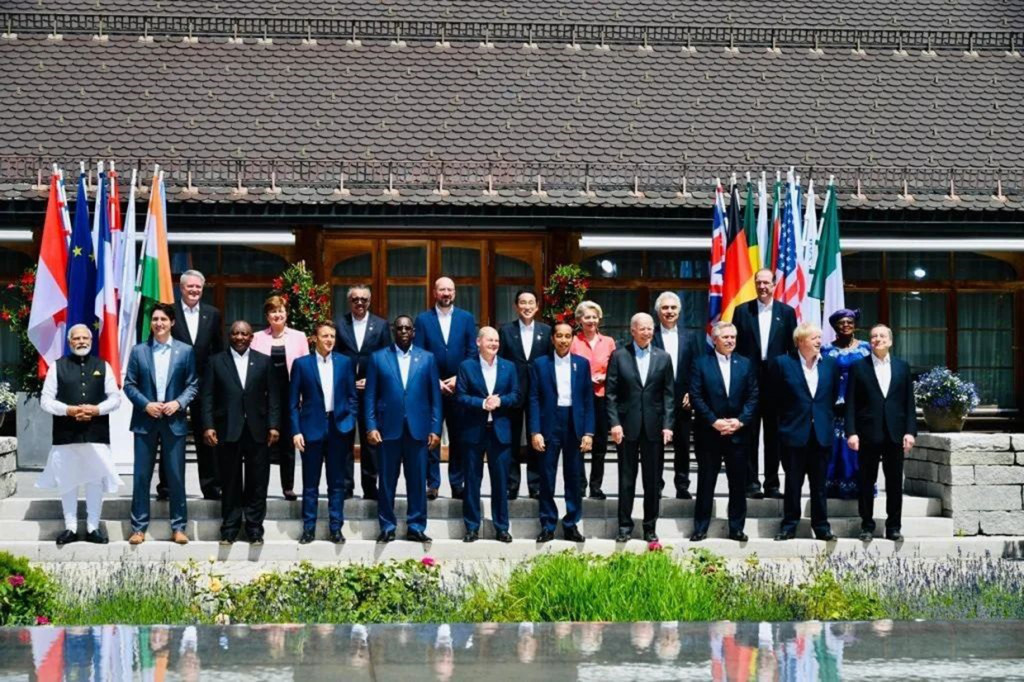 Presiden Jokowi saat melakukan sesi foto bersama, nampak Kepala Negara berdiri di antara Perdana Menteri Jerman Olaf Scholz dan Presiden Amerika Serikat Joe Biden. 