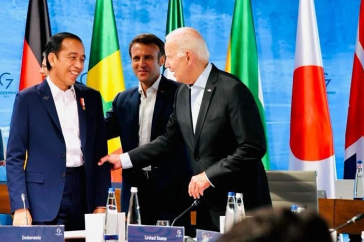 Hal itu disampaikan Jokowi saat menghadiri KTT G7 sesi working lunch bertopik perubahan iklim, energi, dan kesehatan, di Elmau, Jerman, Senin, 27 Juni 2022.