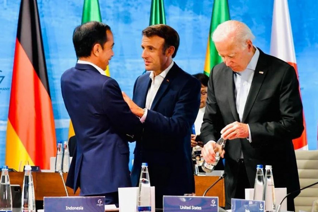 Jokowi membeberkan potensi Indonesia sebagai kontributor energi bersih, baik di dalam perut bumi, di darat, maupun di laut, sangat besar. Menurut Jokowi, Indonesia membutuhkan investasi besar dan teknologi rendah karbon untuk mendukung transisi menuju energi bersih yang cepat dan efektif.