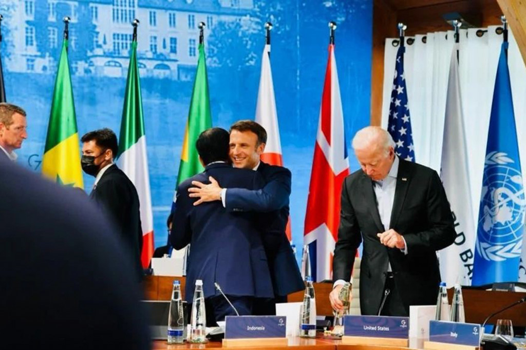 Presiden Joko Widodo (Jokowi) mengajak negara-negara G7 untuk berkontribusi memanfaatkan peluang investasi di sektor energi bersih di Indonesia.