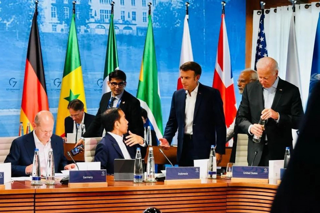 Jokowi menegaskan risiko perubahan iklim di Indonesia dan negara-negara berkembang lainnya sangat nyata. Dampaknya disebut tak hanya mengganggu kesehatan, tetapi juga membuat petani dan nelayan dalam kesulitan. 