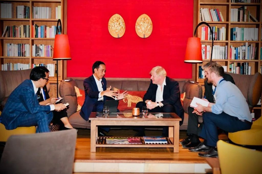 Menteri Luar Negeri Retno Marsudi yang turut mendampingi Presiden Jokowi dalam pertemuan tersebut mengatakan bahwa kedua pemimpin mengapresiasi kuatnya hubungan bilateral antara Indonesia dan Inggris.